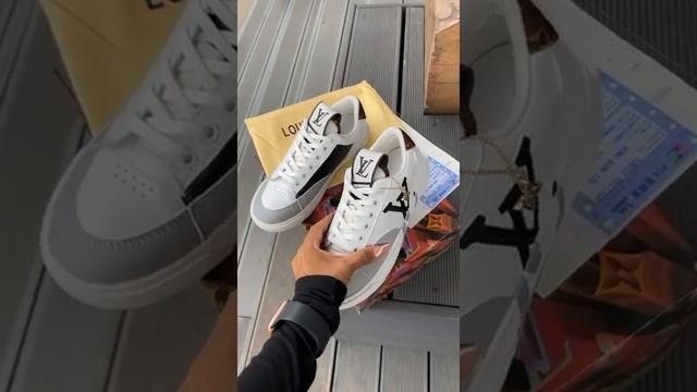 Женские кроссовки Луи Виттон кожаные с серо-черными вставками смотреть онлайн