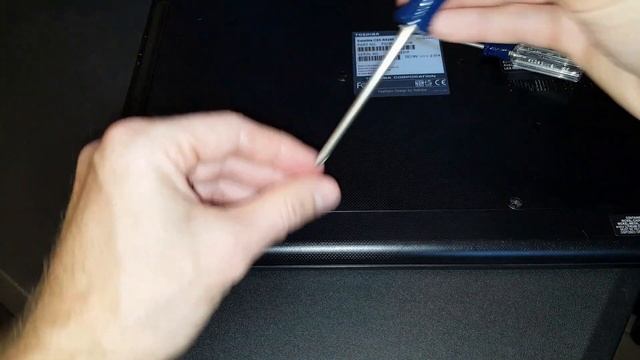 How To Remove the Battery from a Toshiba C55 Laptop смотреть онлайн