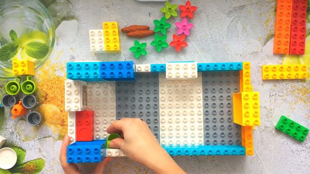 Собираем конструктор лего - Кафе | Assembling a LEGO Cafe constructor смотреть онлайн