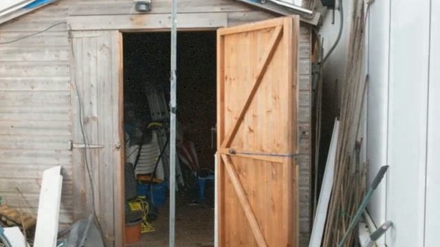 Мужчина удивился увиденному в сарае установив камеру наблюдения