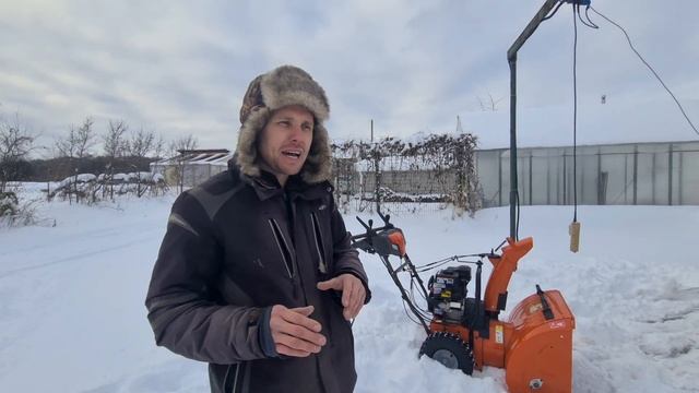 Как далеко кидает снег топовый снегоуборщик.Год не запускал Хускварна st227p#Husqvarna #снегоуборщи