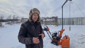 Как далеко кидает снег топовый снегоуборщик.Год не запускал Хускварна st227p#Husqvarna #снегоуборщи