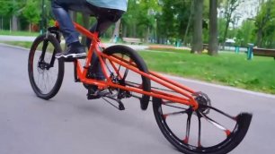 Гении из свинорейха замутили «математический велосипед» с двумя половинами колеса.