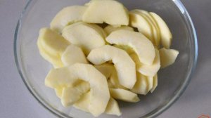 Открытый пирог с творогом и яблоками из слоеного теста