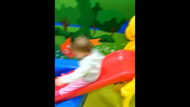 Игровая площадка,дети играют и веселятся смотреть онлайн