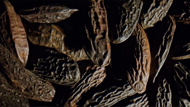 Парфюмерия для осенне- зимнего периода, что выбрать . Советы эксперта #ароматыосени #осенниеароматы