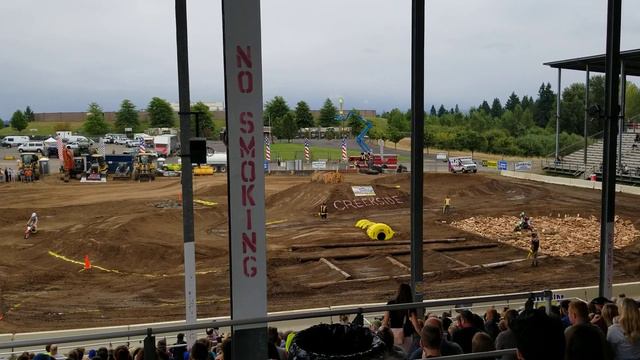 Ярмарка в США Ванкувер Вашингтон люди трапезничиют часть 5. смотреть онлайн