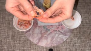 Как чистить креветки быстро?