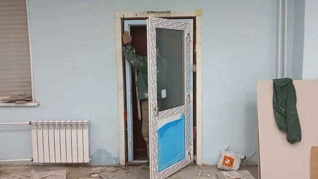 как установить пластиковую дверь