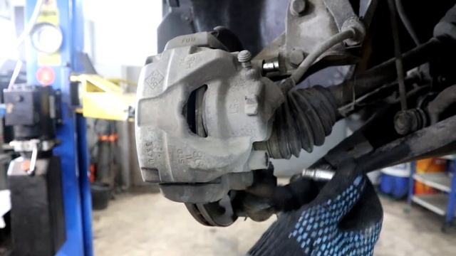 Замена колодок на Дастере и смазывание пальцев направляющих смотреть онлайн