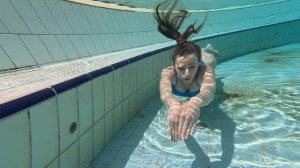 Она купается