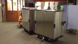 Перевозка тележек ContactLine с помощью тягача 3. Таблет-питание MenuMobil.