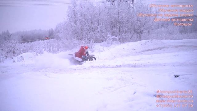 Прыжок Деда Мороза на кроссовом мотоцикле ? С Новым 2023 Годом!? смотреть онлайн