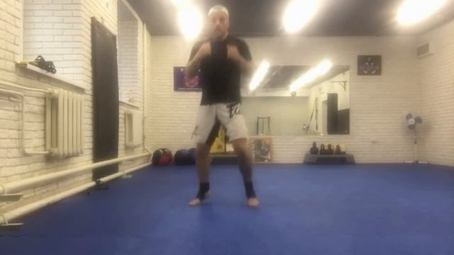 Академия смешанных единоборств. Упражнение «циркуль». смотреть онлайн