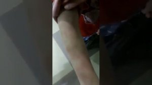 Вот так издевается мать над ребенком