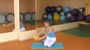 Фитнес: упражнения с мячом.