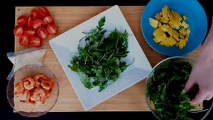 Экзотический салат с манго и жареными креветками