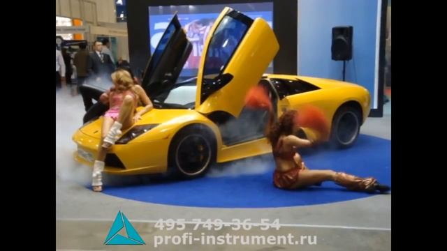 Зажигательный танец девушек на выставке Акватерм