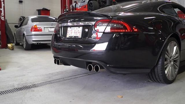 Jaguar XK R revs with high-flow exhaust смотреть онлайн