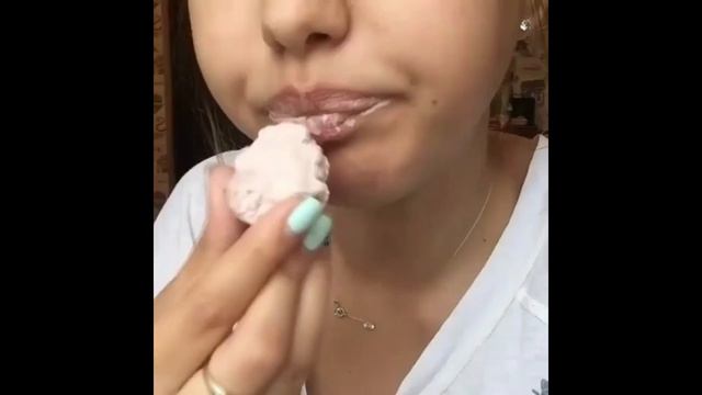 ASMR//EATING CHALK//ПОХРУСТИМ МЕЛКОМ//ЕДЯТ МЕЛ//ХРУСТ// #17 смотреть онлайн