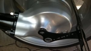Установка кронштейнов номерных знаков в колесо Suzuki M109R / VZR1800 / M1800R.