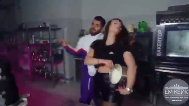 ЭТО СУКА ХОЧЕТ КУШАТЬ смотреть онлайн