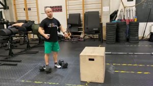 Перешагивание через тумбу с гантелями