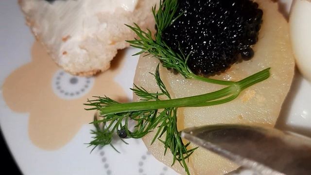 Black caviar with smoked salmon. 5 options.5 вариаций с чёрной икрой  и копчёным лососем. смотреть онлайн