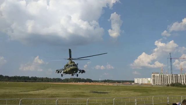 Взлет военного вертолета на Боровой