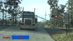 В Сша на полной скорости поезд снес грузовик, водитель выскочил на последних секундах (03.04.2018)