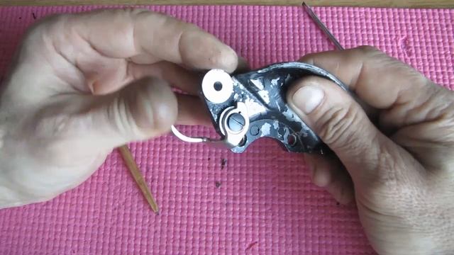 собрать МОТАЛКУ на шпульку ниток после чистки и смазки с объяснением действий мастера смотреть онлайн