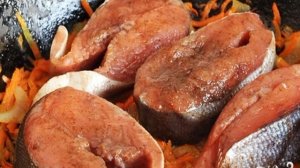 Горбуша, тушенная с овощами