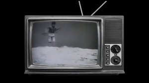 Это игрушечное оружие почти как настоящее!