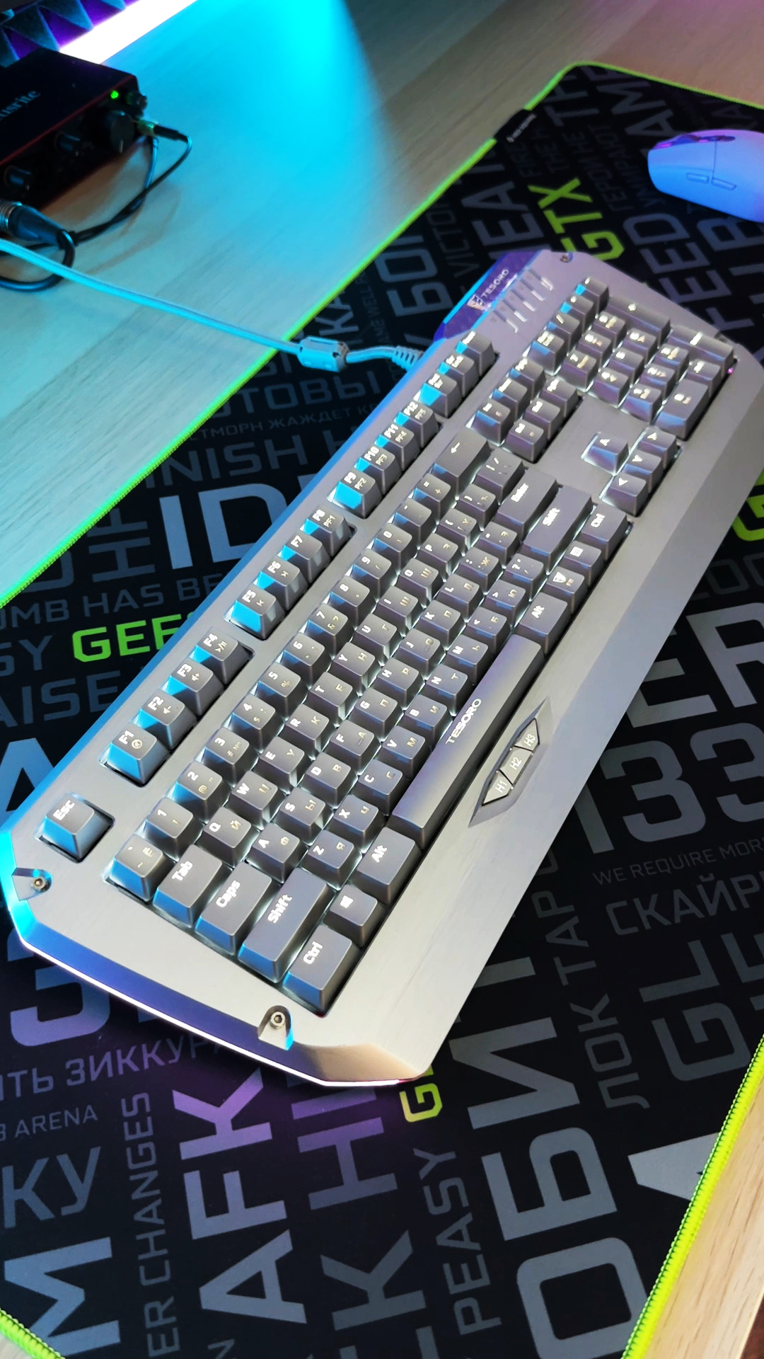 Алюминиевая клавиатура - Tesoro Colada Saint смотреть онлайн