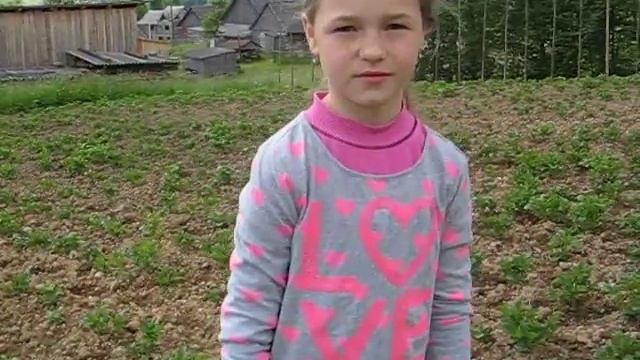 Жёлто-синий флаг под босыми ногами девочки смотреть онлайн