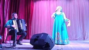 Бабья рощица.    Людмила Иванова, аккомпанирует Алексей Филимонов.