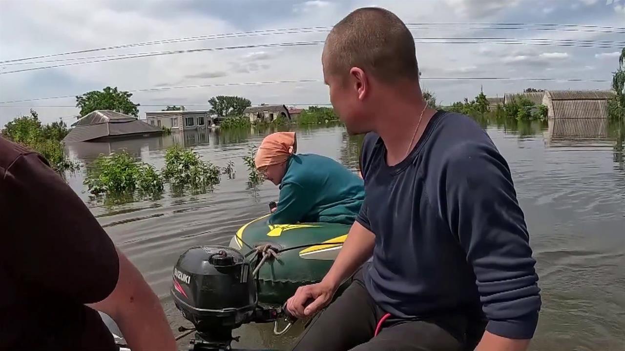 Из затопленных районов Херсонской области продолжается эвакуация населения