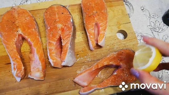 Стейки рыбные на сковороде гриль.  Форель
