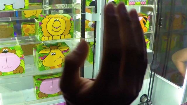 Arcade Game Mystery Box Boys Competition! смотреть онлайн