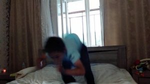 Сальто назад на кровати
