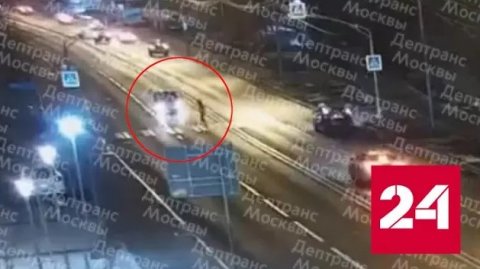 Камера сняла момент наезда иномарки на пешехода в Москве - Россия 24 