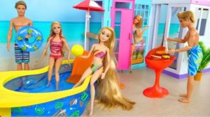 Веселое время на кукольном домики Барби в месте с куклами