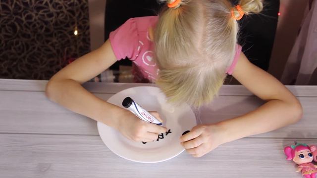 СОНЯ проводит ОПЫТ!МАРКЕР и ВОДА!БУКВЫ из маркера ПОПЛЫЛИ! смотреть онлайн