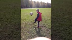 Футбол тренировка (мальчик 8 лет чиканил 103 раза)