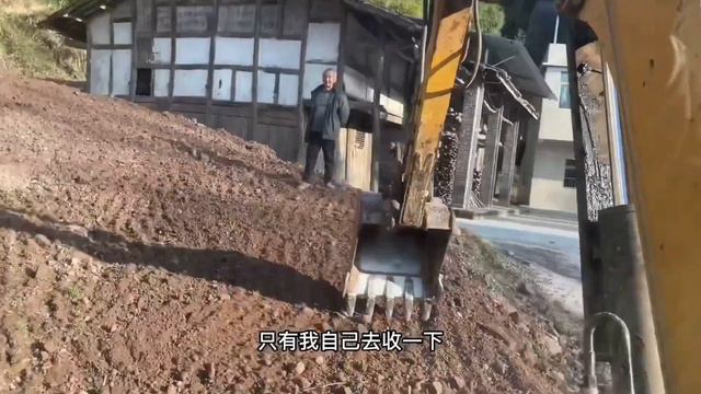 包了个修路私活，趁这个机会看看徒弟的挖机水平，没想到差点搞砸了！【谢挖挖】 смотреть онлайн