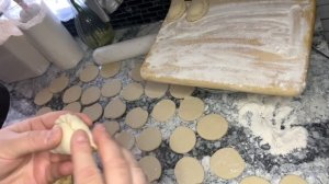 Вареники.Тесто на вареники замешиваем в хлебопечке.