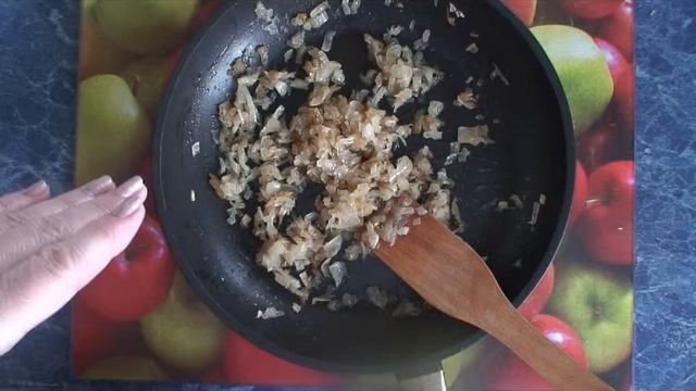 Рецепт: Блины фаршированные картошкой с карамелизированым  луком и беконом