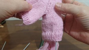 Предварительный результат вязания снизу цельнокроенного изделия не регланом, не погоном