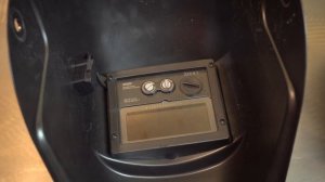 Как видит сварщик через дорогую и дешёвую маску?