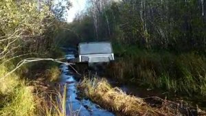 Гусеничный вездеход по болоту